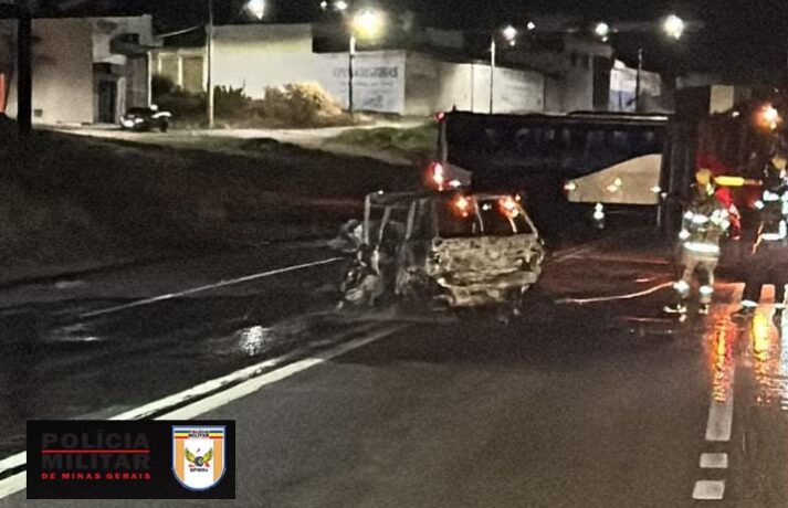 Motorista morre carbonizado depois de colisão com ônibus em Divinópolis