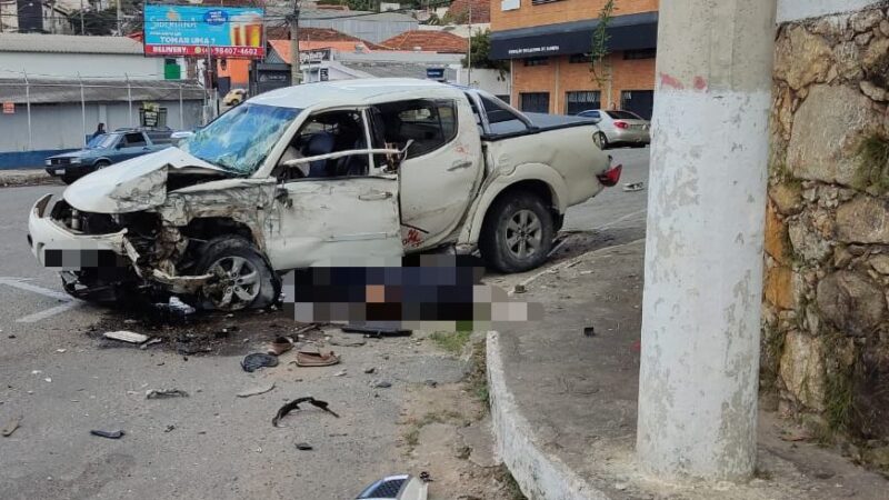 Motorista morre depois de bater caminhonete em muro e capotar