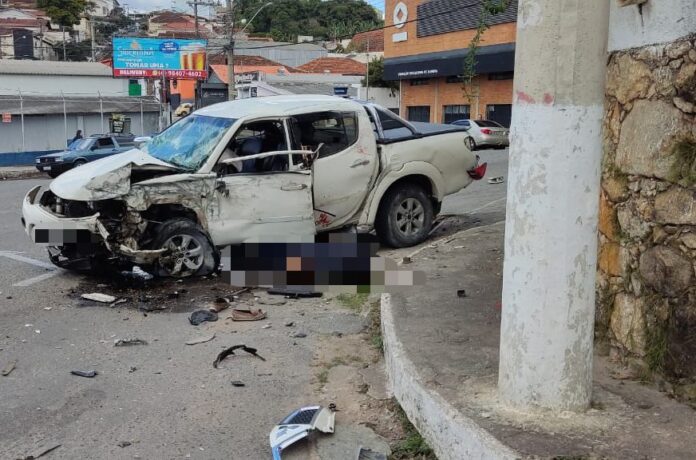 Motorista morre depois de bater caminhonete em muro e capotar