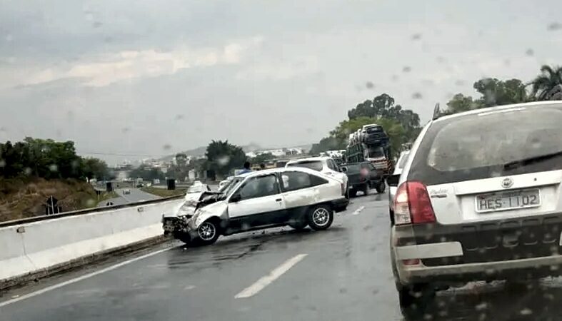 Vídeo: engavetamento com dez veículos interdita parte da MG-050, em Divinópolis