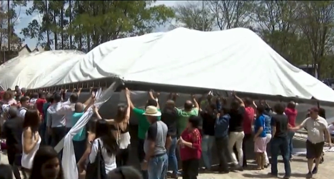 Vídeo: ETE é inaugurada, mas estrutura armada despenca e fere dois