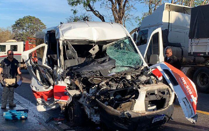 Ambulância bate em traseira de caminhão e três pacientes ficam feridos