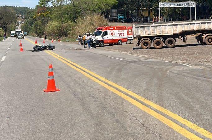 Motociclista morre depois de bater no eixo traseiro de caminhão