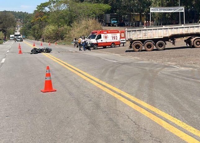 Motociclista morre depois de bater no eixo traseiro de caminhão