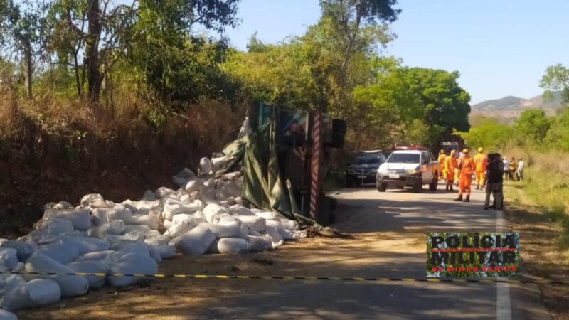 Motorista morre depois de tombamento de carga sobre seu veículo