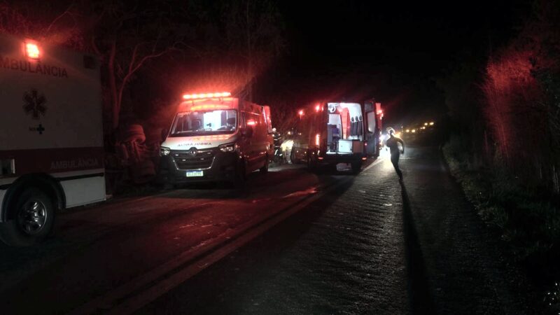 Funcionários da Avivar ficam feridos em colisão entre carro e carreta