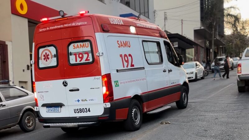 Motorista bate em carro estacionado e capota no bairro Aeroporto