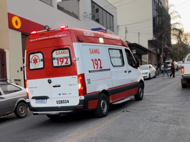 Motorista bate em carro estacionado e capota no bairro Aeroporto