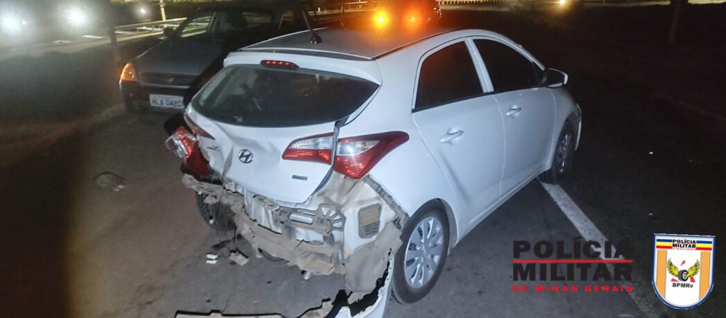 Motorista embriagado colide na traseira de outro veículo na MG 050