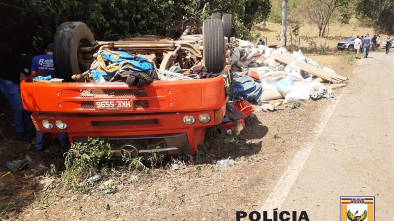 Caminhão tomba em Pará de Minas provocando a morte de duas pessoas