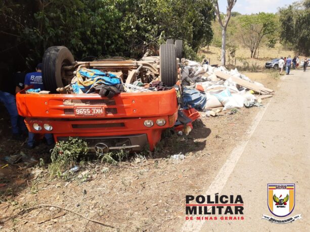 Caminhão tomba em Pará de Minas provocando a morte de duas pessoas
