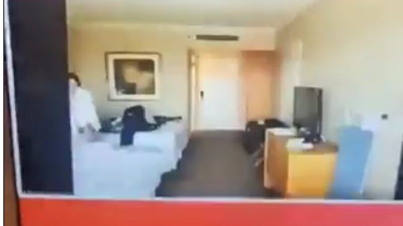 Vídeo: repórter argentino se confunde com câmera de celular e mostra amante nua na cama