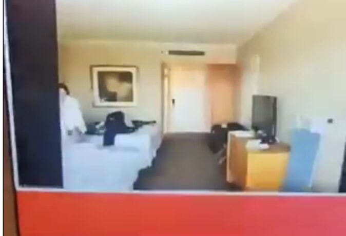 Vídeo: repórter argentino se confunde com câmera de celular e mostra amante nua na cama