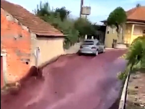 Tanques de vinícola explodem e vinho tinto escorrem pelas ruas em Portugal