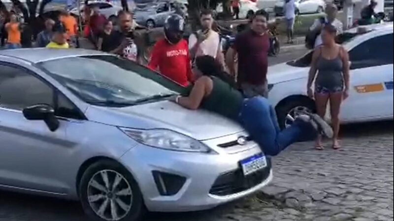 Vídeo: mulher pega marido com susposta amante e se joga em capô do veículo em movimento
