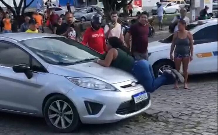 Vídeo: mulher pega marido com susposta amante e se joga em capô do veículo em movimento