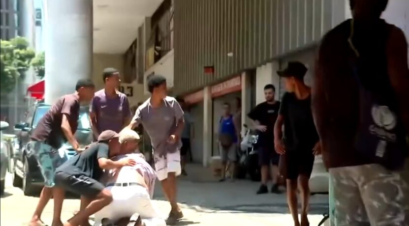 Vídeo: idoso é assaltado, jogado no chão e tem que lutar sozinho contra 6 marginais