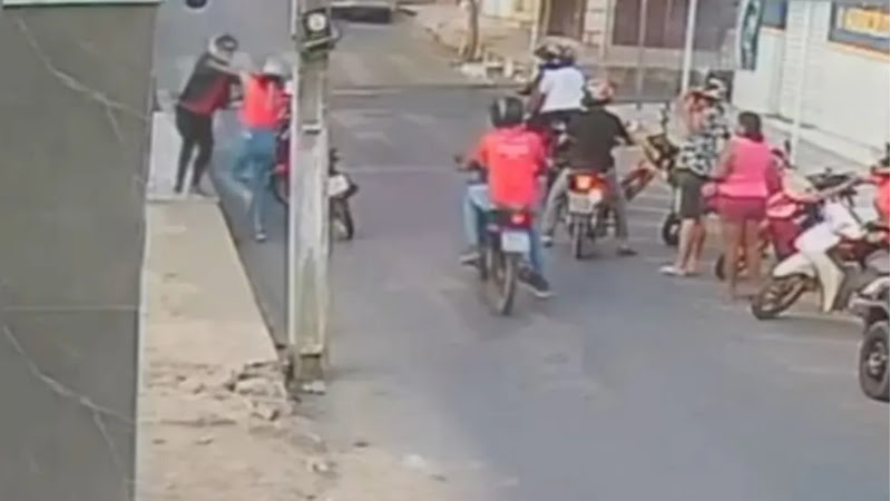 Vídeo: mulheres motociclistas se agridem por causa de uma colisão no semáforo