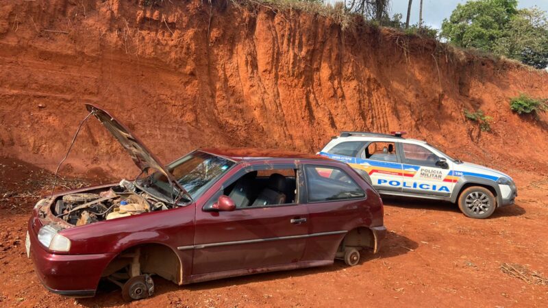 Ladrões abandonam carro furtado de idoso sem as rodas e a bateria