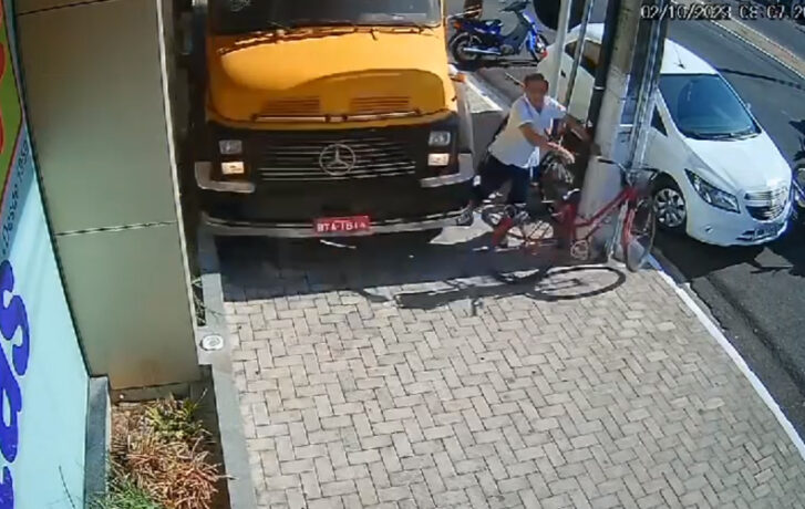 Por um milagre ciclista não é atingido na calçada por um caminhão desgovernado