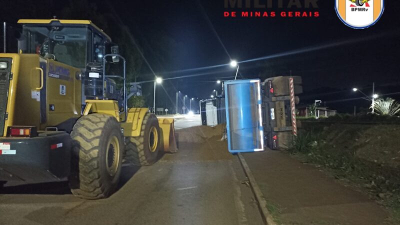 Carreta carregada com minério de ferro tomba na MG 431