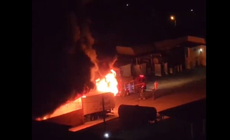 Vídeos: incêndio destrói carreta, caminhões, motocicleta e geladeiras em galpão industrial