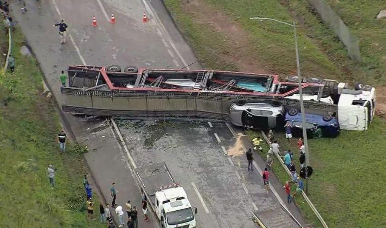 Vídeo: cegonheira tomba na BR-040, em Ribeirão das Neves e carros ficam destruídos