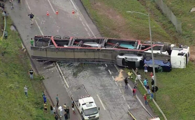 Vídeo: cegonheira tomba na BR-040, em Ribeirão das Neves e carros ficam destruídos