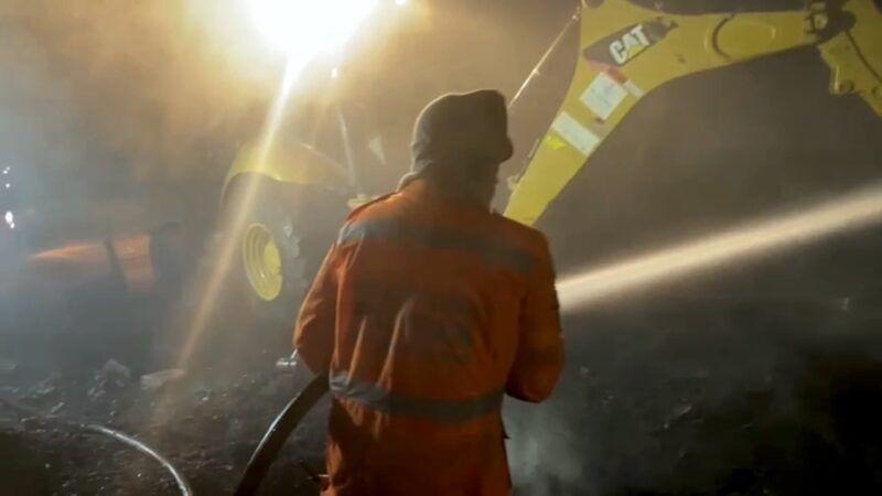 Vídeo: bombeiros combatem incêndio em depósito de pneus na MG 050, Carmo do Cajuru