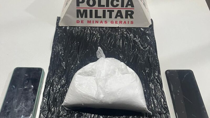 Casal tenta fugir, mas acaba preso com meio quilo de cocaína em Itatiaiuçu