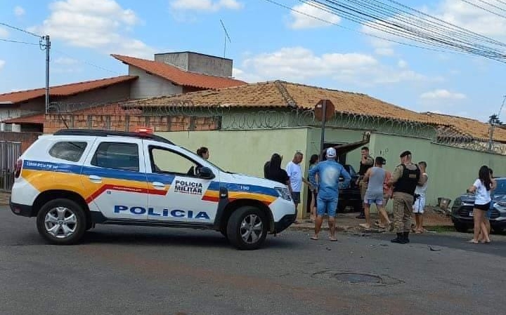 Cadeirante é atingida dentro de casa e fica ferida depois de colisão de veículos em cruzamento