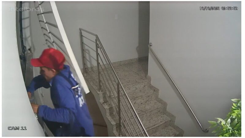Vídeo: ladrão entra pela janela e limpa loja de perfumes em Itaúna
