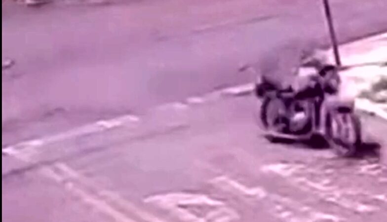 Vídeo: moto atravessando cruzamentos sem um piloto intriga população de Jataí, em Goiás