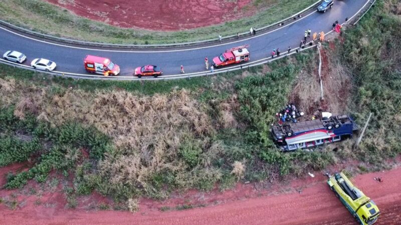 Vídeo: criança e adulto morrem após ônibus com mais de 50 ocupantes cair de ribanceira em MG