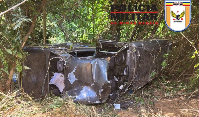 Queda de veículo em abismo mata uma pessoa e fere gravemente uma criança em Pitangui