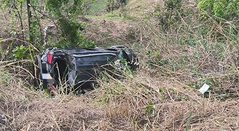 Carro capota e cai em ribanceira com seis pessoas na rodovia MG 050, em Pedra do Indaiá