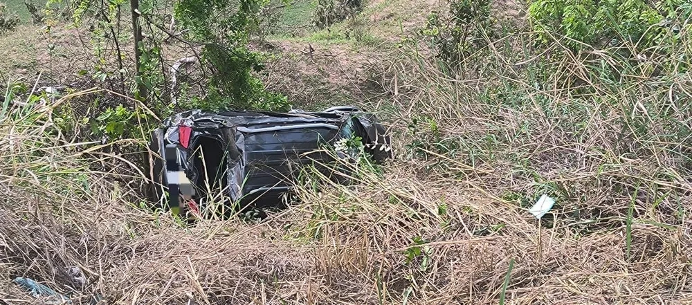 Carro capota e cai em ribanceira com seis pessoas na rodovia MG 050, em Pedra do Indaiá