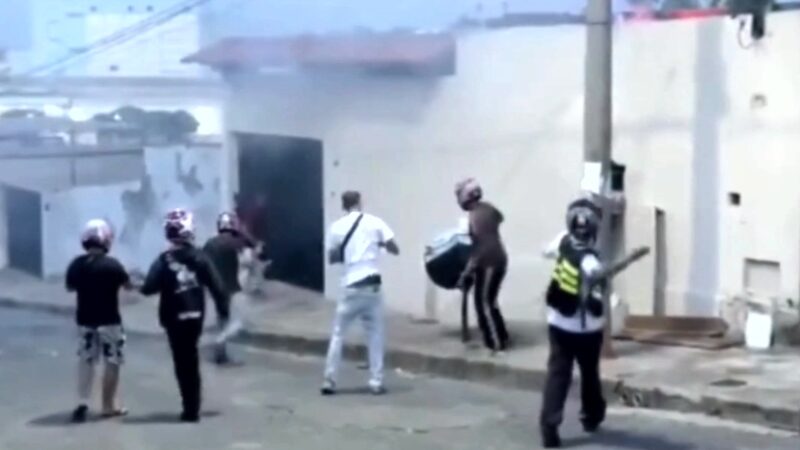 Vídeo: travesti tem casa depredada por turma de motoboys em Contagem