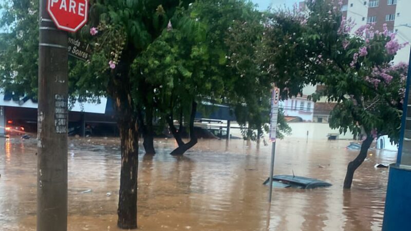 Vídeos da inundação da avenida Jove Soares nesta terça-feira, 31