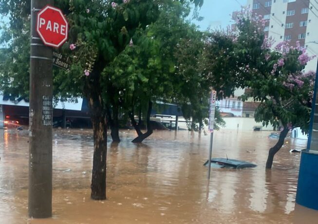 Vídeos da inundação da avenida Jove Soares nesta terça-feira, 31