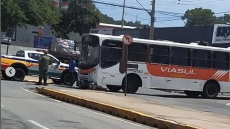 Motociclista e motorista de coletivo envolvidos em colisão culpam um ao outro pelo acidente