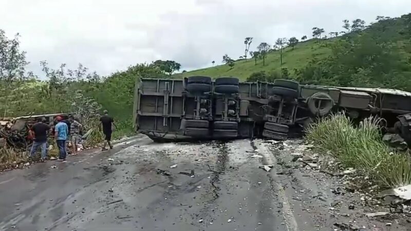 Dois homens em um caminhão frigorífico morrem em colisão com uma carreta na BR 354