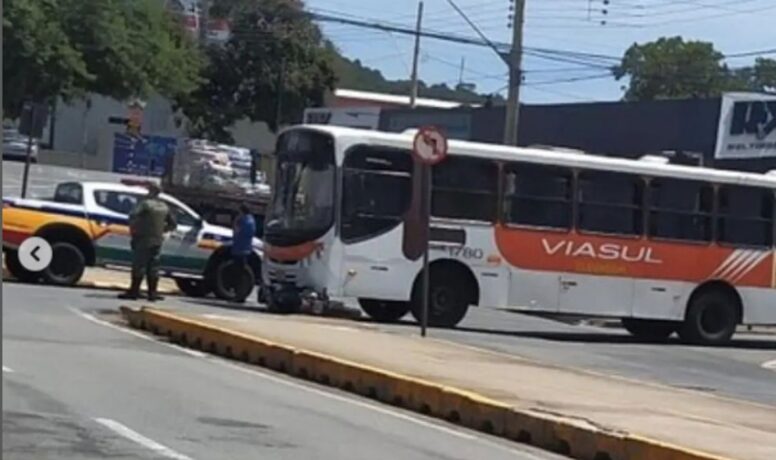 Motociclista e motorista de coletivo envolvidos em colisão culpam um ao outro pelo acidente