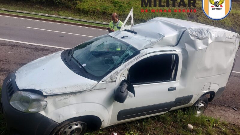 Árvore caída na pista provoca capotamento na MG 050, em Itaúna