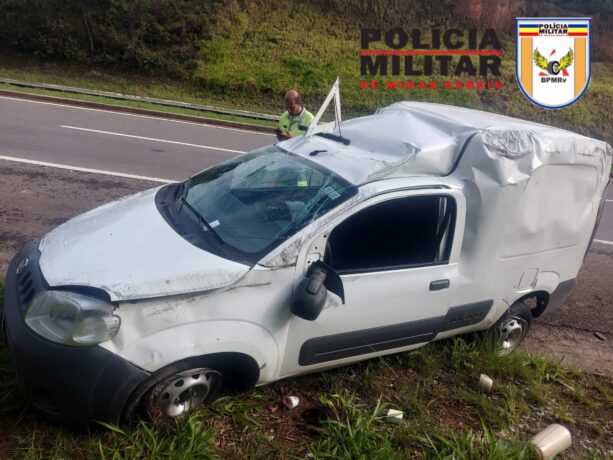 Árvore caída na pista provoca capotamento na MG 050, em Itaúna