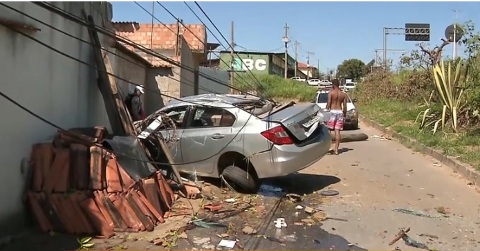 Vídeo: carro capota, voa às margens da BR 381, bate em um poste e depois em uma casa