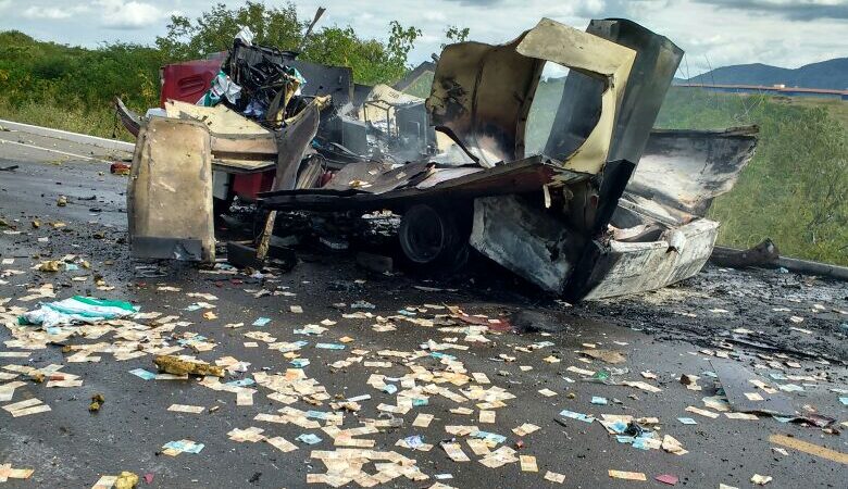 Vídeo: bandidos param carro forte, veículo explode e dinheiro voa pela pista em rodovia