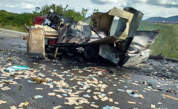 Vídeo: bandidos param carro forte, veículo explode e dinheiro voa pela pista em rodovia