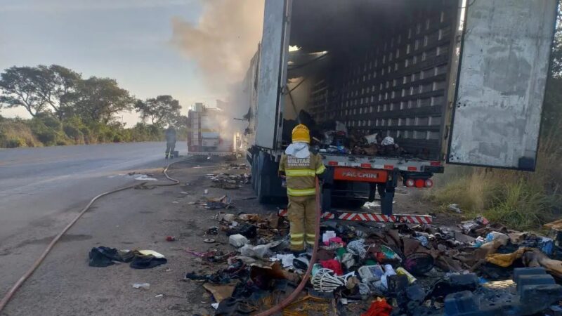 Carreta dos Correios pega fogo e encomendas para BH ficam destruídas em Minas