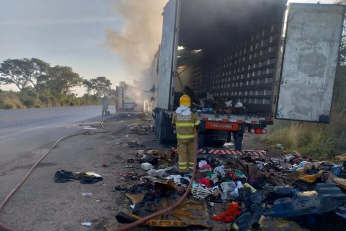 Carreta dos Correios pega fogo e encomendas para BH ficam destruídas em Minas